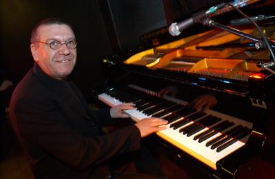 1/ Ulrich Gumpert bekommt den Albert Mangelsdorff Jazzpreis, beim Berliner JazzFest 2005 im Quasimodo, pianist, Konzert,-stock-photo