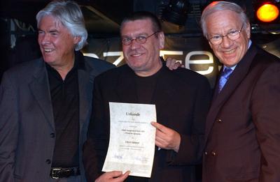 1/ Ulrich Gumpert bekommt den Albert Mangelsdorff Jazzpreis ?berreicht durch Manfred Schoof, der Scheck wurde ?berreicht-stock-photo