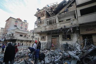 Palestinians inspect their damaged homes following Israeli attacks on the Nuseirat refugee camp in Gaza-stock-foto