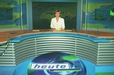 Bildnummer: 56867573  Datum: 01.08.1998  Copyright: imago/teutopress- Petra Gerster - Seibel - Farbnegativ 08/98 am TV Fernsehen Moderation Journalismus News Nachrichten Redaktion Studio Kulisse Dekoration Logo Frau dunkelhaarig seri?s Blazer wei? sitzend Tisch Unterlagen Mikrophon Logo halb quer l?chelnd People Shooting xsp x0x 1998 quer  56867573 Date 01 08 1998 Copyright Imago  Petra Gerster Seibel Color negative 08 98 at TV Television Moderation Journalism News Messages Editors Studio Backdrop Decoration emblem Woman dark haired seriously Blazer white seated Table Documents Microphone emblem half horizontal smiling Celebrities Shooting xsp x0x 1998 horizontal-stock-photo