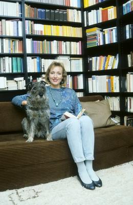 Bildnummer: 56706664  Datum: 01.04.1989  Copyright: imago/teutopressPetra Gerster (TV-Moderatorin, Journalistin) mit Hund Effi 04/89 - Petra Gerster im April 1989 exklusive Homestory exklusiv privat zu Hause german tv presenter Journalist journalism female Deutschland deutsch Deutsche Frau Journalismus Moderation TV Fernsehen blond langhaarig Schmuck Ohrring Kette leger Pullover Pulli Wohnzimmer Bibliothek Buch B?cher Regale B?cherregale B?cherregal Haustier Tier Sofa Couch hoch ganz sitzend l?chelnd People Shooting x0x xsk 1989 hoch Aufmacher  56706664 Date 01 04 1989 Copyright Imago teutopress Petra Gerster TV Presenter Journalist with Dog Effi 04 89 Petra Gerster in April 1989 exclusive Home story exclusive private to Home German TV Presenter Journalist Journalism Female Germany German German Woman Journalism Moderation TV Television blond long haied Jewellery Earring Chain casual Sweater Pulli Living room Library Book Books Shelves Bookshelves Bookshelf Pet Animal Sofa Couch vertical whole seated smiling Celebrities Shooting x0x xSK 1989 vertical Highlight-stock-foto