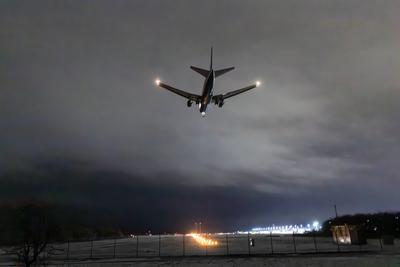 Landende Flugzeuge am schneebedeckten Flughafen K?ln Bonn Airport - 09.01.2025-stock-photo