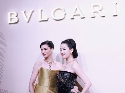 SHANGHAI, CHINA - JANUARY 08: American actress Anne Hathaway (L) and actress Crystal Liu Yifei attend the opening ceremo-stock-foto