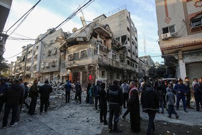 Palestinians inspect their damaged homes following Israeli attacks on the Nuseirat refugee camp in Gaza-stock-foto