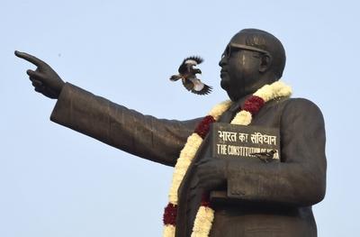 NEW DELHI INDIA DECEMBER 6 The statue of BR Ambedkar seen on the occasion of his 62nd death anni-stock-foto