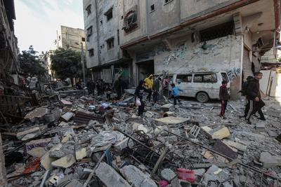 Palestinians inspect their damaged homes following Israeli attacks on the Nuseirat refugee camp in Gaza-stock-foto