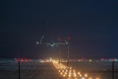 Landende Flugzeuge am schneebedeckten Flughafen K?ln Bonn Airport - 09.01.2025-stock-foto