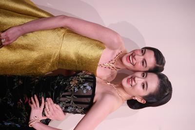 SHANGHAI, CHINA - JANUARY 08: American actress Anne Hathaway (L) and actress Crystal Liu Yifei attend the opening ceremo-stock-foto