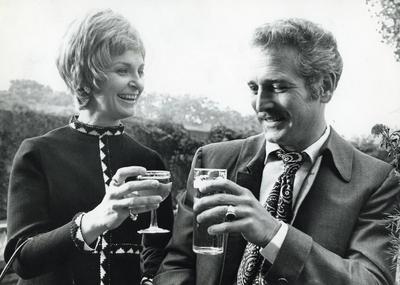 Paul Newman and Joanne Woodward toasting at a reception in their honor October 14 1969 PUBLICATIO-stock-foto
