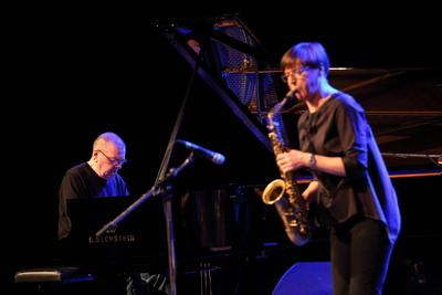 Ulrich Gumpert und Silke Eberhard w?hrend eines Konzerts beim Festival Jazzoffensive in der Fabrik in Potsdam, 13. Deze-stock-foto