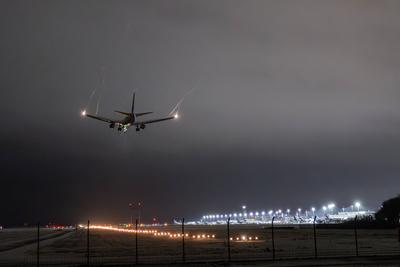 Landende Flugzeuge am schneebedeckten Flughafen K?ln Bonn Airport - 09.01.2025-stock-foto