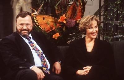 Johannes Gerster und Petra Gerster 05/95 am seri?s quer halb sitzend Sofa l?chelnd-stock-photo