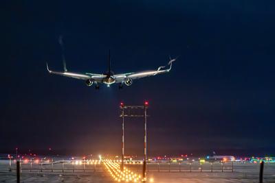 Landende Flugzeuge am schneebedeckten Flughafen K?ln Bonn Airport - 09.01.2025-stock-photo