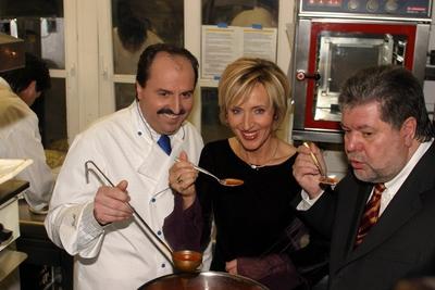 Bildnummer: 50402241  Datum: 08.03.2004  Copyright: imago/HoffmannStarkoch Johann Lafer (AUT), Kurt Beck (GER/SPD/Ministerpr?sident Rheinland-Pfalz) und Moderatorin Petra Gerster (GER) kosten Suppe anl?sslich der Verleihung des -Five Star Diamond Award- an Lafer in Stromberg, Personen , optimistisch; 2004, Stromberg, Sternekoch, Sternek?che, Koch, K?che, Politiker, TV, Fernsehen, Moderatoren, Fernsehmoderator, Fernsehmoderatoren, Fernsehmoderatorin, Gast, G?ste, Stromburg, Pressetermin, K?che; , quer, Kbdig, Gruppenbild, close, Landespolitik, Politik, Gastronomie, Wirtschaft, Deutschland, Aktion, People, Rheinland Pfalz-stock-foto
