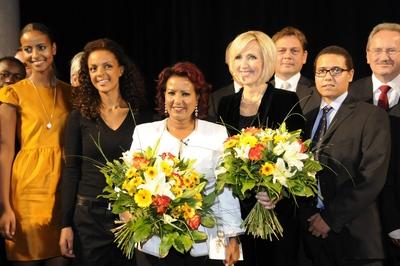 Bildnummer: 56275135  Datum: 11.11.2011  Copyright: imago/LindenthalerFeier 30 Jahre - Menschen f?r Menschen - der HVB Hypo Vereinsbank in M?nchen - Sara Nuru, Dennenesch Zoude, Almaz B?hm (Ehefrau von Karlheinz B?hm), Petra Gerster, Nicolas B?hm (Sohn von Karlheinz B?hm), Christian Ude (Oberb?rgermeister M?nchen) People Soziales Engagement Stiftung Menschen f?r Menschen M?nchen Benefizgala Jubil?um xdp x2x 2011 quer o0 Frau Familie privat Kind 56275135 Date 11 11 2011 Copyright Imago Linden Thaler Celebrations 30 Years People for People the HVB Hypo Vereinsbank in Munich Sara Nuru Because en Esch Zoude Almaz B?hm Wife from Karl Heinz B?hm Petra Gerster Nicolas B?hm Son from Karl Heinz B?hm Christian Ude Lord Mayor Munich Celebrities Social Affairs Commitment Foundation People for People Munich Benefit Gala Anniversary XDP x2x 2011 horizontal o0 Woman Family private Child-stock-foto