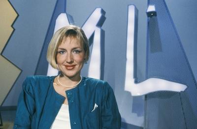 Petra Gerster ML - Mona Lisa 09/90 ue Frau Moderation Fernsehen TV blond seri?s quer halb l?chelnd Studio Kulisse Logo-stock-photo