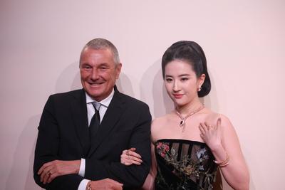 SHANGHAI, CHINA - JANUARY 08: Jean-Christophe Babin, Group CEO at Bulgari, and actress Crystal Liu Yifei attend the open-stock-foto