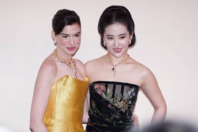 SHANGHAI, CHINA - JANUARY 08: American actress Anne Hathaway (L) and actress Crystal Liu Yifei attend the opening ceremo-stock-foto