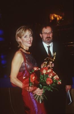 Petra Gerster mit Ehemann Christian N?rnberger und Bambi S99 11/99 urb Moderation Fernsehen TV Journalismus Nachrichten-stock-foto