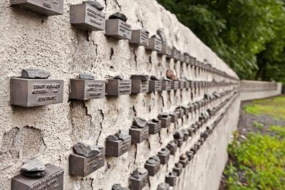 Gedenkplatten fuer Frankfurter Juden waehrend des Dritten Reiches, Juedischer Friedhof Battonnstrasse, Deutschland, Hes-stock-foto