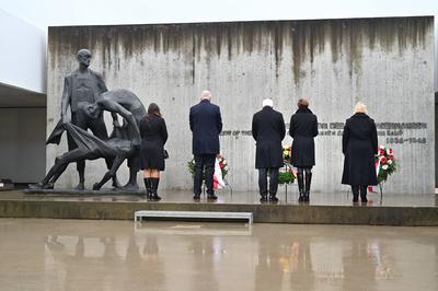 Einen Tag vor dem Holocaust-Gedenktag hat Bundespraesident Frank-Walter Steinmeier (M.) am Mittwoch (26.01.2022) die br-stock-foto