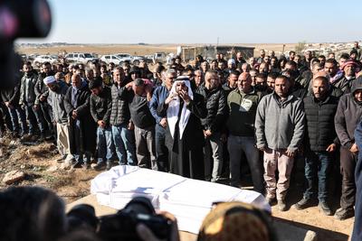 ISRAEL-PALESTINIANS/HOSTAGE-FUNERAL Friends and family mourn Youssef Ziyadne, a Bedouin Israeli who was taken hostage du-stock-foto