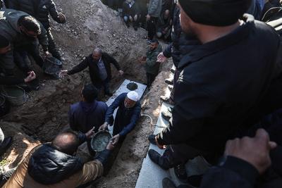 ISRAEL-PALESTINIANS/HOSTAGE-FUNERAL Friends and family mourn Youssef Ziyadne, a Bedouin Israeli who was taken hostage du-stock-foto