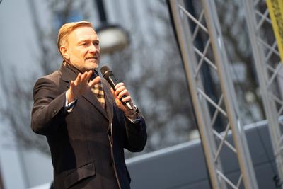 Christian Lindner, FDP-Parteivorsitzender und ehemaliger Bundesfinanzminister, w?hrend der Wahlkampfveranstaltung auf dem Universit?tsplatzu in Rostock, Mecklenburg-Vorpommern-stock-foto