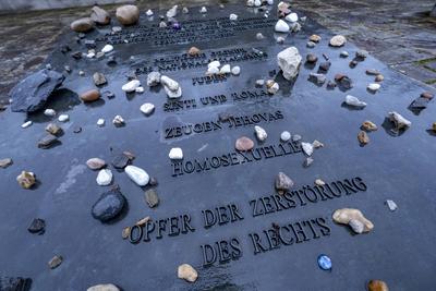 KZ-Gedenkst?tte Bergen-Belsen Gedenktafel auf dem Gel?nde der Gedenkst?tte des ehemaligen Konzentrationslagers Bergen-Be-stock-foto