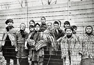 ?berlebende j?dische Kinder in Auschwitz Mit Krankenschwester hinter Stacheldrahtzaun. Das Foto wurde von einem sowjeti-stock-photo