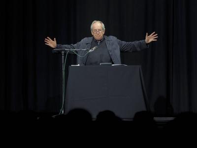 Schauspieler Otto Schenk w?hrend einer Lesung im Rahmen der ober?sterreichischen Landesausstellung - Mahlzeit - in Schl-stock-foto