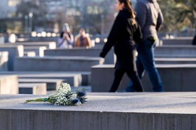 Gedenken an den 79. Jahrestag der Befreiung des Konzentrationslagers Auschwitz am Denkmal f?r ermordeten Juden in Berlin-stock-foto