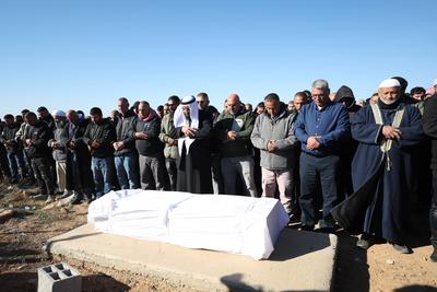 ISRAEL-PALESTINIANS/HOSTAGE-FUNERAL Friends and family mourn Youssef Ziyadne, a Bedouin Israeli who was taken hostage du-stock-foto