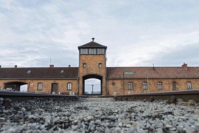 Gleise zum ehemaligen Konzentrationslager Auschwitz-Birkenau in Polen am 27.01.2018, dem Holocaust-Gedenktag. Vor 73 Ja-stock-photo