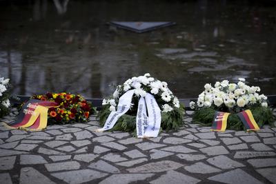 Memorial to the Sinti and Roma of Europe Deu, Deutschland, Germany, Berlin, 31.01.2024 Blumen und Kraenze vom Zentralrat-stock-foto