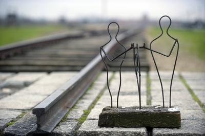 Kunstwerk an der Verladerampe vom Lager 2 des ehemaligen Konzentrationslagers Auschwitz-Birkenau in Polen (Foto vom 26.-stock-photo