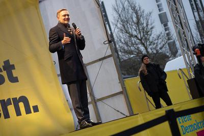 Christian Lindner, FDP-Parteivorsitzender und ehemaliger Bundesfinanzminister, w?hrend der Wahlkampfveranstaltung auf dem Universit?tsplatzu in Rostock, Mecklenburg-Vorpommern-stock-foto