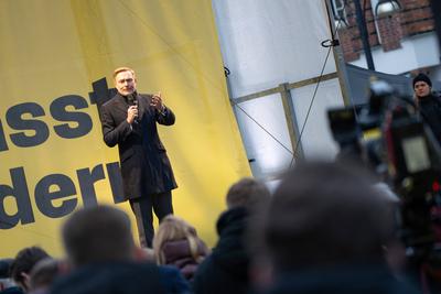 Christian Lindner, FDP-Parteivorsitzender und ehemaliger Bundesfinanzminister, w?hrend der Wahlkampfveranstaltung auf dem Universit?tsplatzu in Rostock, Mecklenburg-Vorpommern-stock-foto
