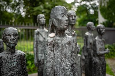 Themenfoto Plastiken von Will Lammert Berlin Mitte , Denkmal f?r das ehemalige j?dische Altenheim am j?dischen Friedhof,-stock-foto