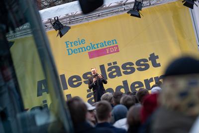 Christian Lindner, FDP-Parteivorsitzender und ehemaliger Bundesfinanzminister, w?hrend der Wahlkampfveranstaltung auf dem Universit?tsplatzu in Rostock, Mecklenburg-Vorpommern-stock-foto