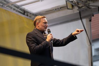 Christian Lindner, FDP-Parteivorsitzender und ehemaliger Bundesfinanzminister, w?hrend der Wahlkampfveranstaltung auf dem Universit?tsplatzu in Rostock, Mecklenburg-Vorpommern-stock-foto