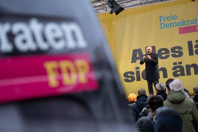 Christian Lindner, FDP-Parteivorsitzender und ehemaliger Bundesfinanzminister, w?hrend der Wahlkampfveranstaltung auf dem Universit?tsplatzu in Rostock, Mecklenburg-Vorpommern-stock-foto