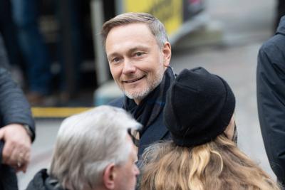 Christian Lindner, FDP-Parteivorsitzender und ehemaliger Bundesfinanzminister, w?hrend der Wahlkampfveranstaltung auf dem Universit?tsplatzu in Rostock, Mecklenburg-Vorpommern-stock-foto