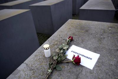 Holocaust Memorial - Anniversary Of The Liberation Of Auschwitz Deu, Deutschland, Germany, Berlin, 27.01.2021 Rote Rose-stock-foto