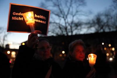 News Bilder des Tages Menschen mit Lichtern w?hrend einer Gedenkveranstaltung anl?sslich des Internationalen Tags des Ge-stock-foto