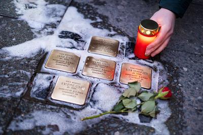 Stolpersteine f?r die Familien Cohn und Bukofzer in der Prenzlauer Allee im Berliner Stadtteil Prenzlauer Berg. Die BUND-stock-foto