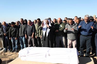 ISRAEL-PALESTINIANS/HOSTAGE-FUNERAL Friends and family mourn Youssef Ziyadne, a Bedouin Israeli who was taken hostage du-stock-foto