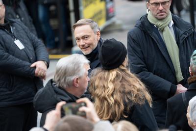 Christian Lindner, FDP-Parteivorsitzender und ehemaliger Bundesfinanzminister, w?hrend der Wahlkampfveranstaltung auf dem Universit?tsplatzu in Rostock, Mecklenburg-Vorpommern-stock-foto