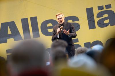 Christian Lindner, FDP-Parteivorsitzender und ehemaliger Bundesfinanzminister, w?hrend der Wahlkampfveranstaltung auf dem Universit?tsplatzu in Rostock, Mecklenburg-Vorpommern-stock-foto