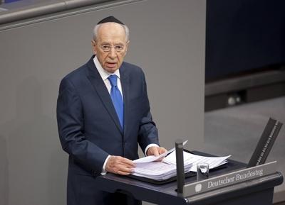 Der israelische Staatspraesident Shimon Peres hat sich die Kippa aufgesetzt und spricht das Kaddisch-stock-foto